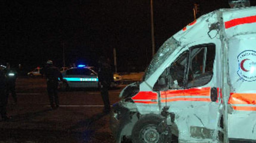 Ambulans, beton mikseriyle &ccedil;arpıştı; 1 &ouml;l&uuml;