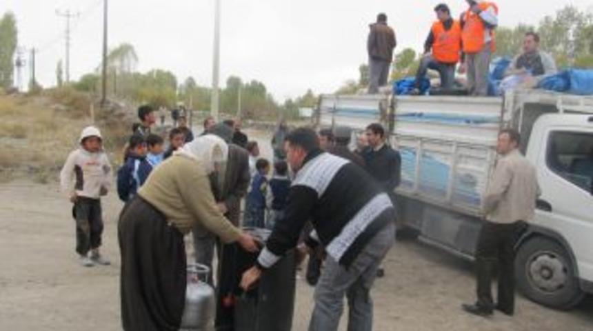 Kimse Yok Mu Derneği g&ouml;n&uuml;ll&uuml;leri, Ak&ccedil;ıra k&ouml;y&uuml;ne yardım elini uzattı