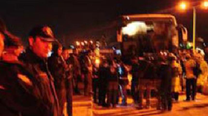 &Ouml;calan eylemcilerine polis engeli