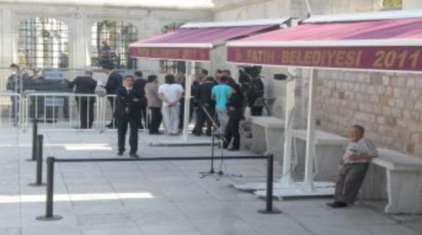 Fatih Camii&rsquo;nde son hazırlıklar yapılıyor