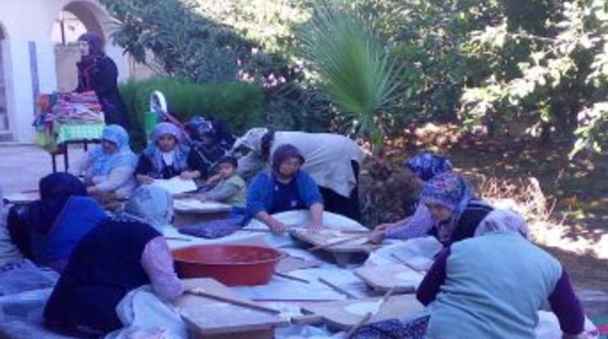 Cami cemaati Van i&ccedil;in yardım topluyor, sıkma satıp Kur&rsquo;an kursu inşa ediyor