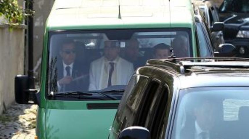 Başbakan Erdoğan, annesini taşıyan cenaze aracında