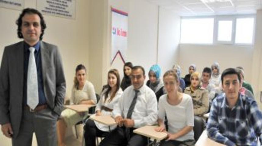 Gen&ccedil;lere hem burs, hem iş garantili kurs veriyor