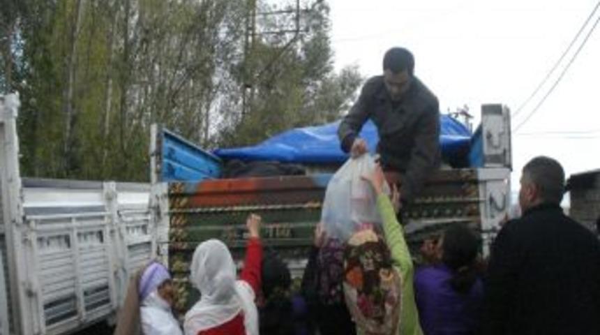 Başkale'deki &ouml;ğretmenler, deprem b&ouml;lgesinde yardım dağıttı