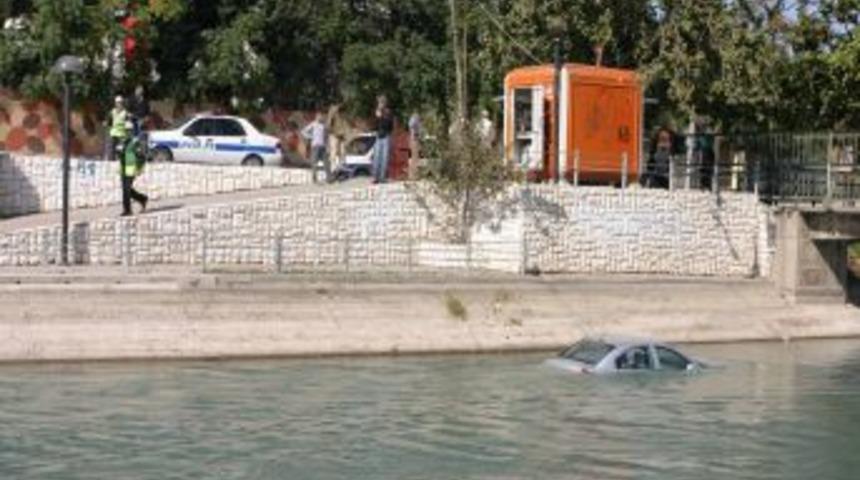 Sulama kanalına düşen aracın sahibi dışarı çıkmayı başardı