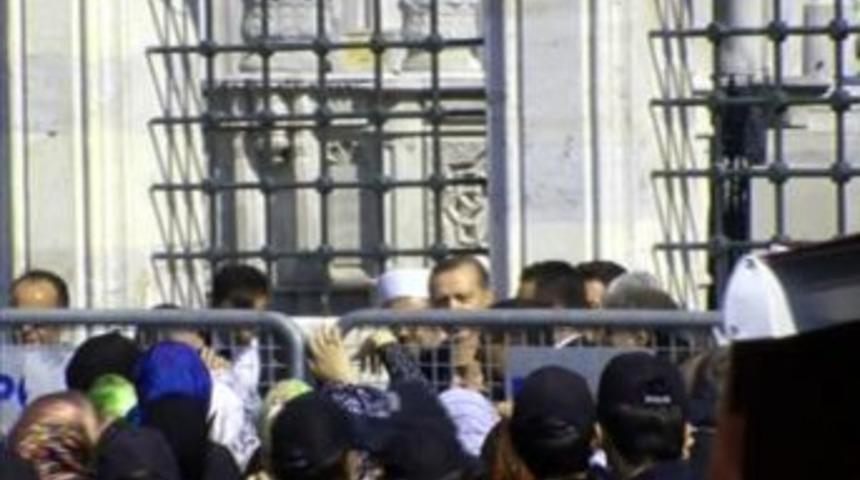 Taziyeleri kabul eden Erdoğan Kur'an dinlemek i&ccedil;in camiye girdi