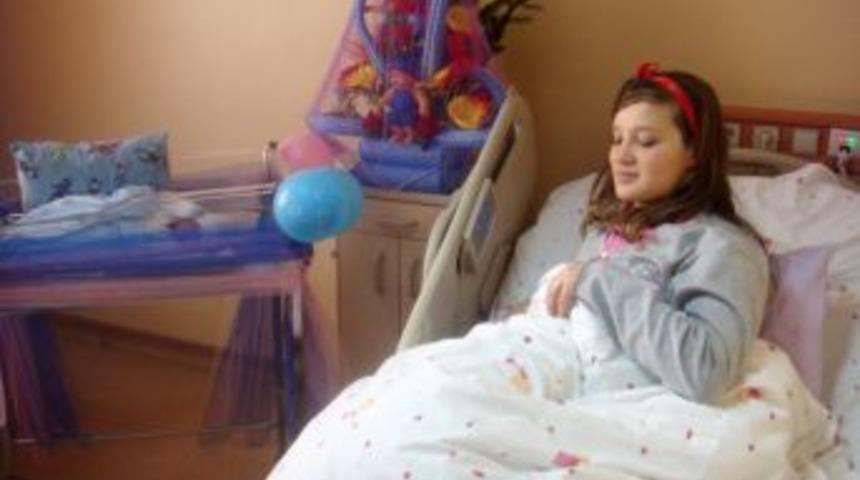 T&uuml;rkiye'nin '7 milyarıncı bebeği' eğitim bursuyla doğdu