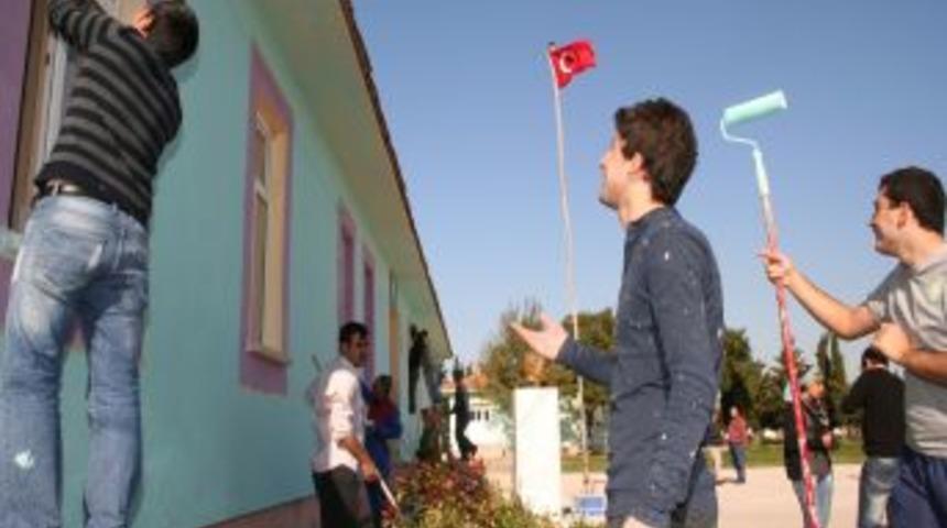 &Uuml;niversite &ouml;ğrencileri 'İmece' projesiyle k&ouml;y okulunu boyadı