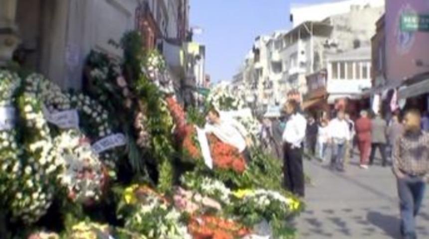 Başbakan Erdoğan&rsquo;a taziye i&ccedil;in gelen &ccedil;elenkler sokaklara taştı