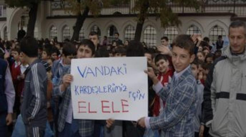 &Ouml;ğrencilerden, deprem mağduru arkadaşlarına 'rekor' yardım