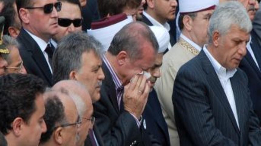 Başbakan Erdoğan, annesini g&ouml;zyaşlarıyla uğurladı