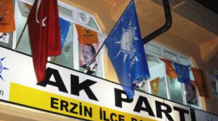 AK Parti teşkilatı &ouml;n&uuml;ne bırakılan ş&uuml;pheli poşetten zeytin &ccedil;ıktı