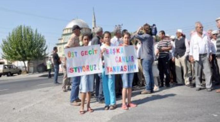 Kazada &ouml;len kadının tabutuyla yolu kapattılar