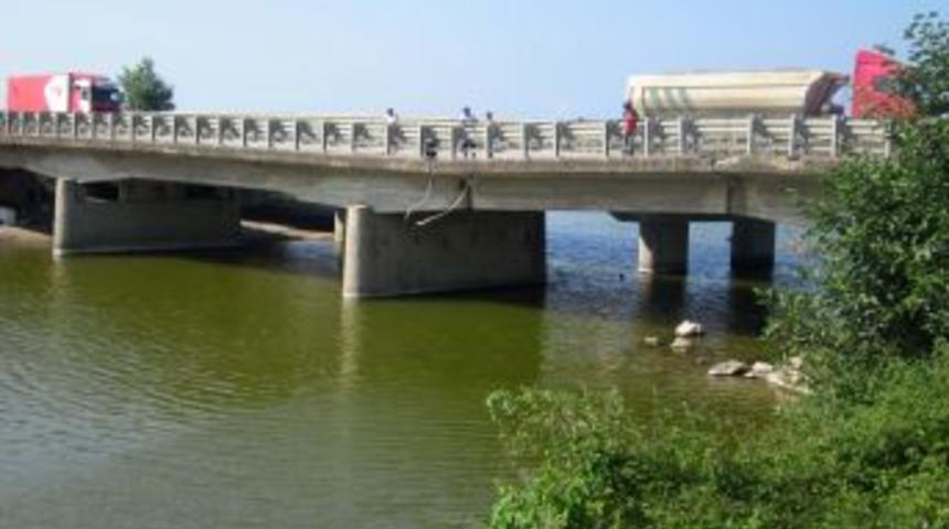 Karadeniz Sahil Yolu&rsquo;ndaki 60&rsquo;lı yılların k&ouml;pr&uuml;s&uuml; &ccedil;&ouml;kt&uuml;