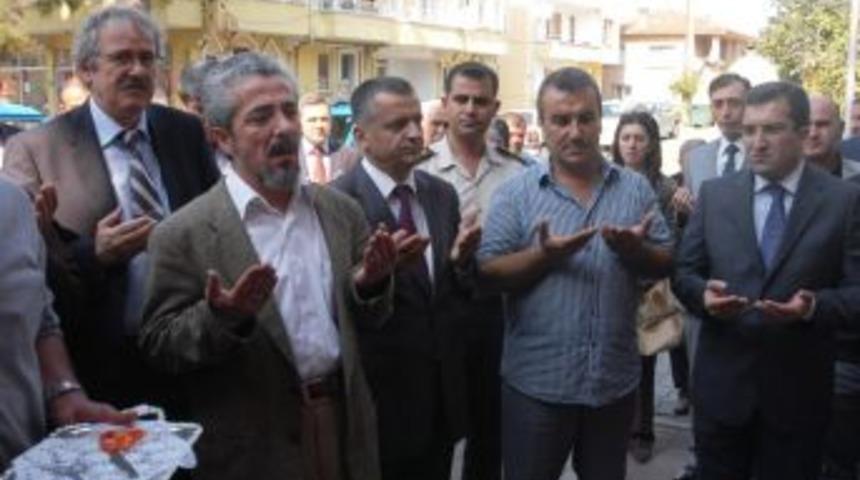 İznik Şahin Sucuk Evi a&ccedil;ılışında izdiham