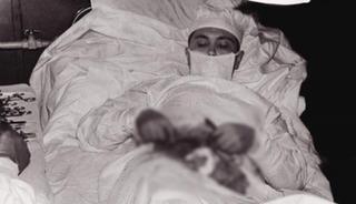 Doktor kendi ameliyatını yapmak zorunda kaldı! Apandisitini aynaya bakarak aldı