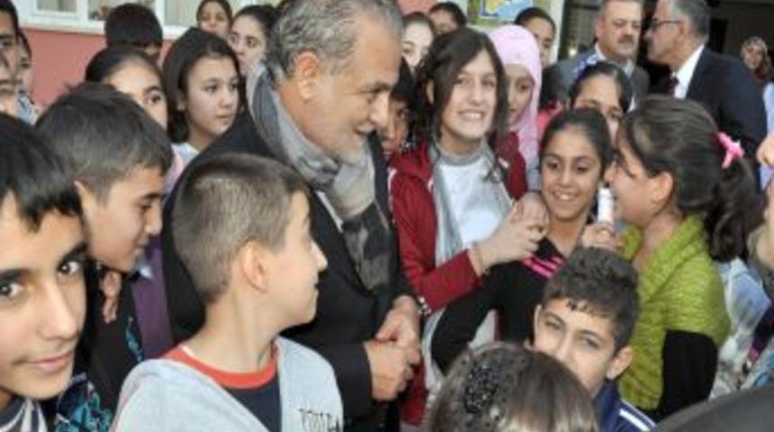 İlk&ouml;ğretim &ouml;ğrencisinin şehit polis i&ccedil;in yazdığı şiir Kenan Işık'ı ağlattı