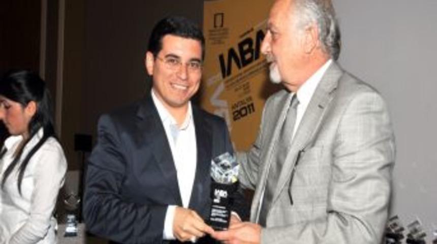 Mimarlardan T&uuml;t&uuml;nc&uuml;'ye teşekk&uuml;r plaketi