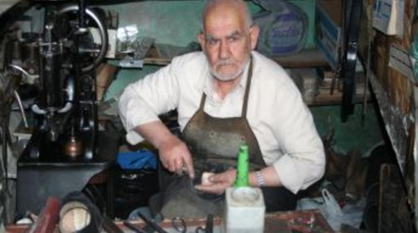 &Ccedil;in malı ayakkabılar tamircileri işsiz bırakıyor