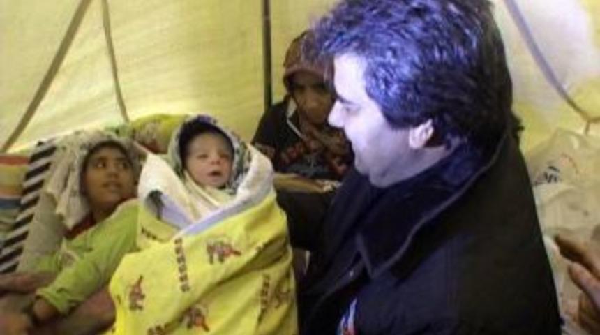 Pakistanlı bakan, depremzede bebeğe beşik hediye etti