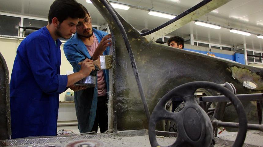 &Ouml;ğrenciler, memleketlerine gitmeyip otomobil yapıyor