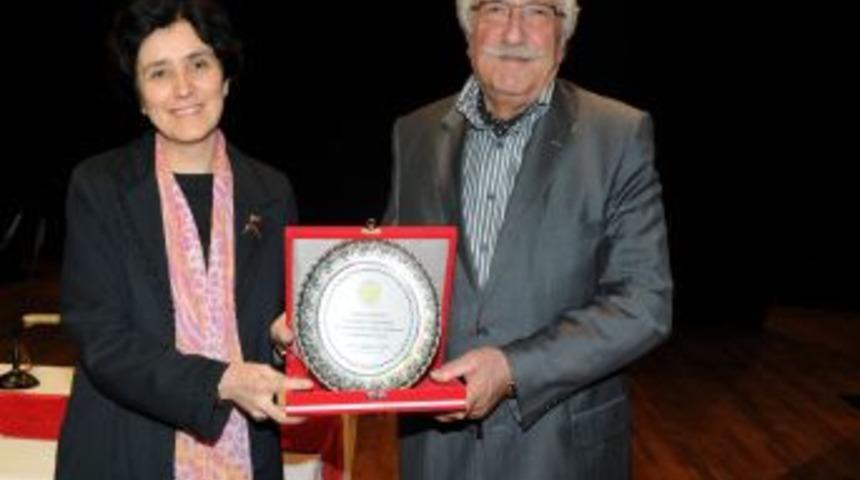 Bahadıroğlu: Mehmet Akif arkadaşına karşı s&ouml;z&uuml;nde durarak hepimize ders veriyor