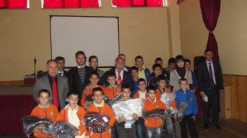 İşadamları, Eleşkirt'te ihtiya&ccedil; sahibi &ouml;ğrencileri sevindirdi