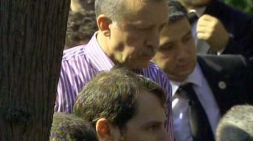 Başbakan Erdoğan, annesinin mezarına toprak attı