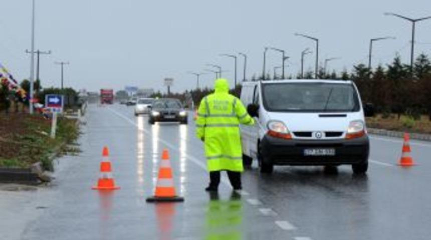 Gemlik y&uuml;r&uuml;y&uuml;ş&uuml; i&ccedil;in yağmur altında g&uuml;venlik kontrol&uuml;