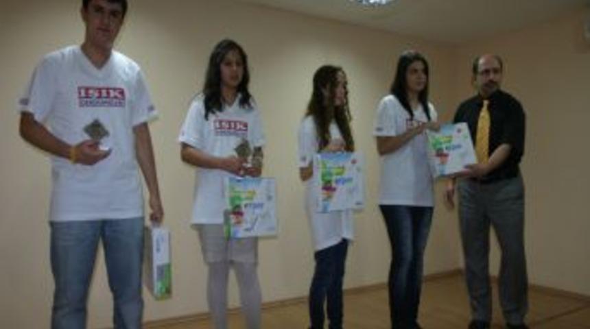 Işık Dershanesi, başarılı &ouml;ğrenciye diz&uuml;st&uuml; bilgisayar hediye etti