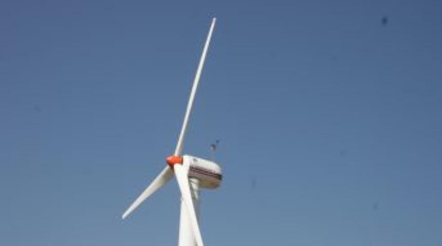 Kesintilere karşı r&uuml;zgar t&uuml;rbini kuran k&ouml;yl&uuml;ler, devlete elektrik satacak