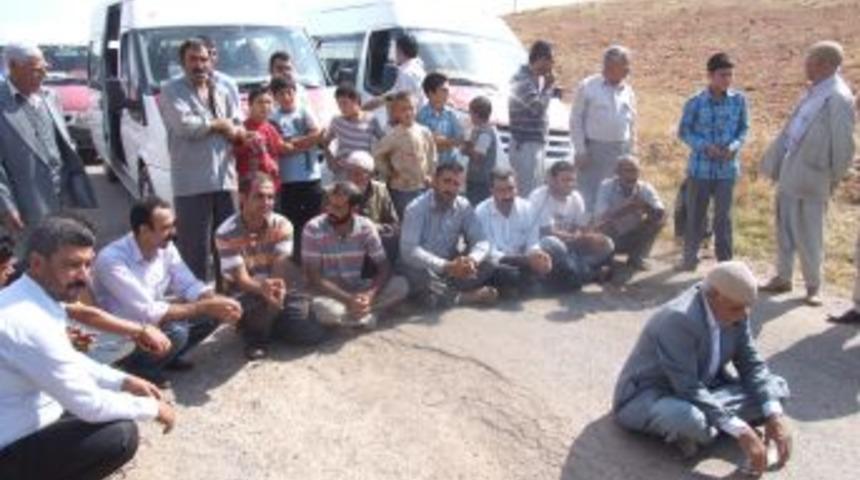 Bozuk yolları protesto etmek amacıyla oturma eylemi yaptılar
