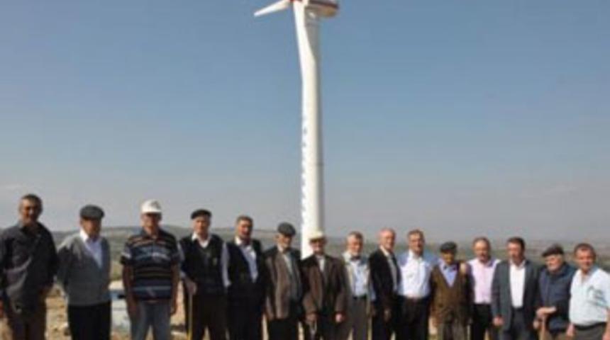 Elektriği kesilen k&ouml;y r&uuml;zgar trib&uuml;n&uuml; dikti!