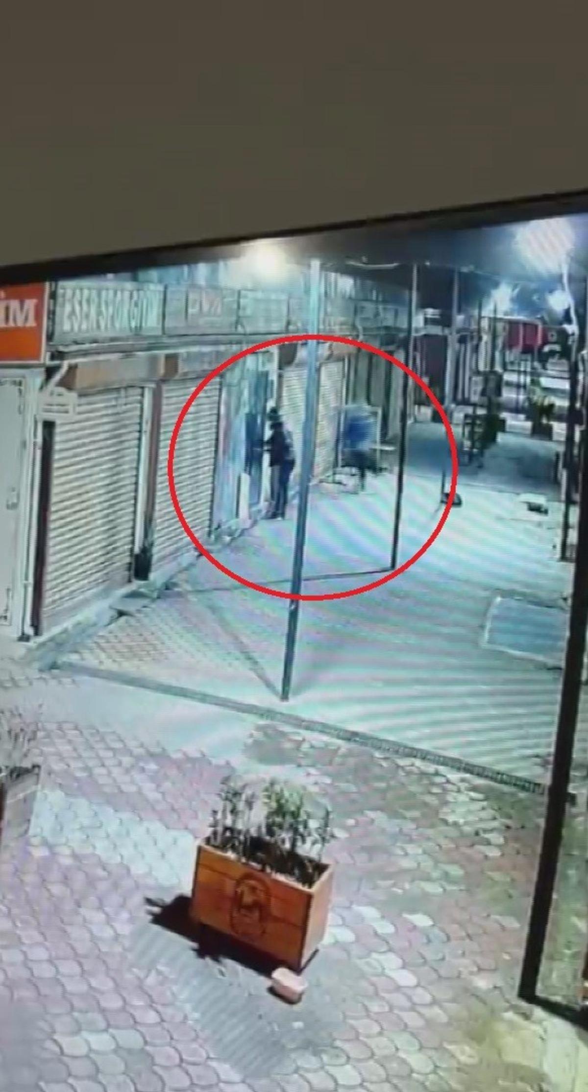 Böylesi kimsenin aklına gelmez! Duvarı delip kasaya ulaştılar ama... 2