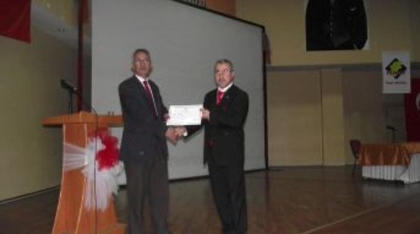 M&uuml;d&uuml;r adayları sertifikalarını aldı