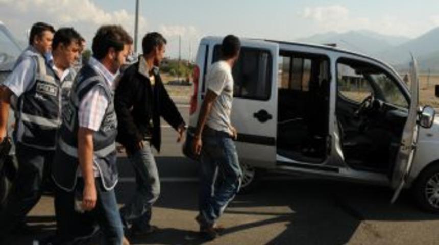 Aile taşınıyor g&ouml;r&uuml;nt&uuml;s&uuml; verilen ara&ccedil;larda 123 kilo uyuşturucu ele ge&ccedil;irildi