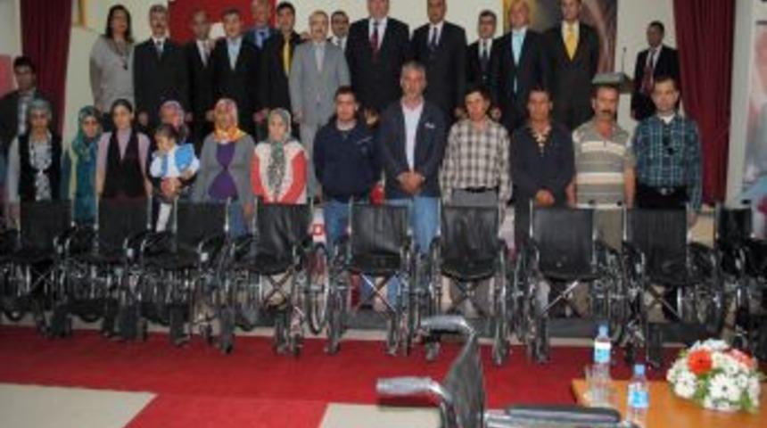 &Ouml;ğrencilerin topladığı mavi kapaklar 29 engelliye tekerlekli sandalye oldu