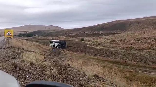 Yolcu otobüsü tarlaya girdi: 2’si çocuk 9 yaralı