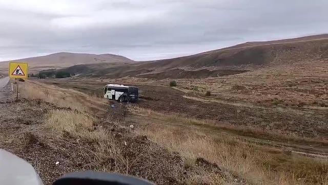 Yolcu otob&uuml;s&uuml; tarlaya girdi: 2&rsquo;si &ccedil;ocuk 9 yaralı 1