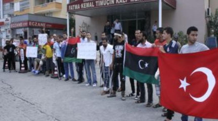 B&uuml;y&uuml;kel&ccedil;iliklerine kızan yaralı Libyalılar hastane &ouml;n&uuml;nde eylem yaptı