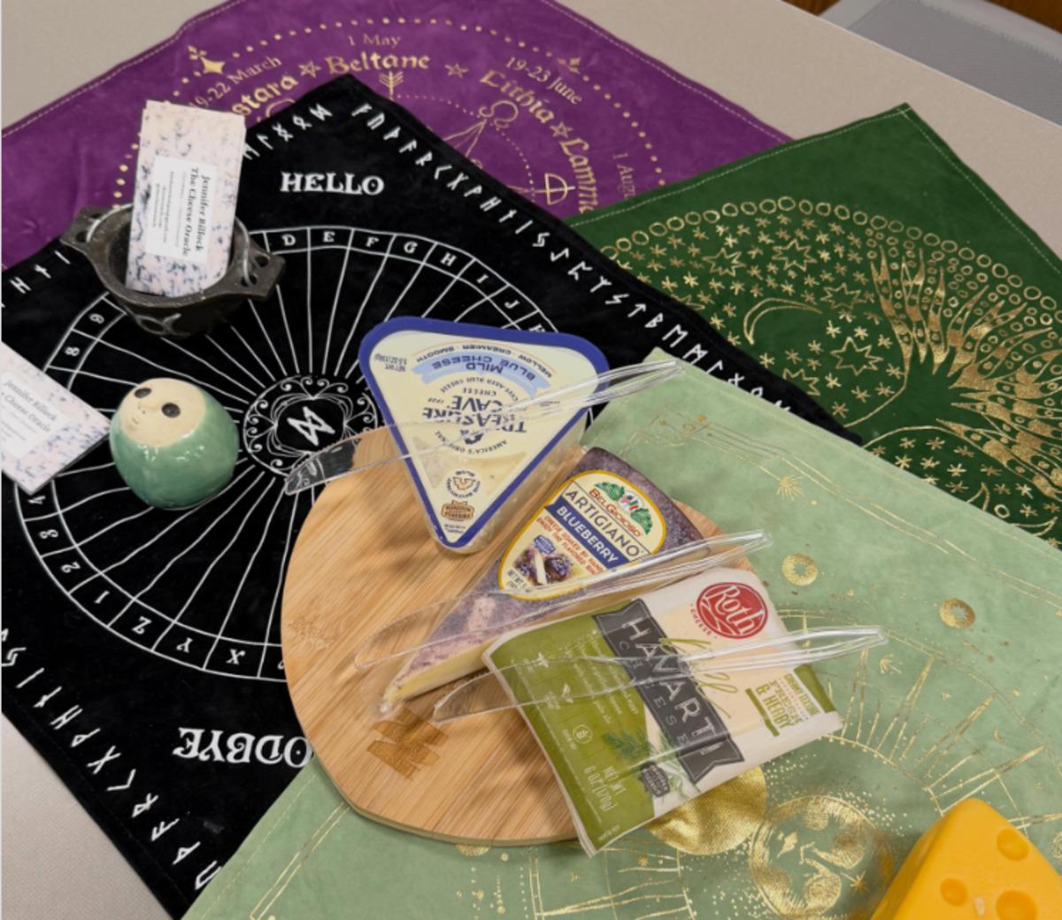 Ne tarot kartı ne kahve telvesi: Küflü peynire bakıp kehanette bulunuyor 1