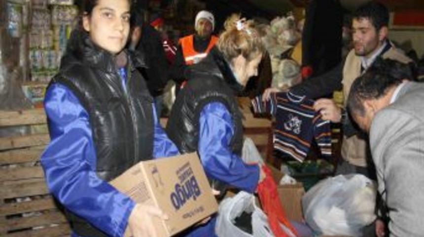 Acılarını unutup, depremzedelerin yardımına koştu