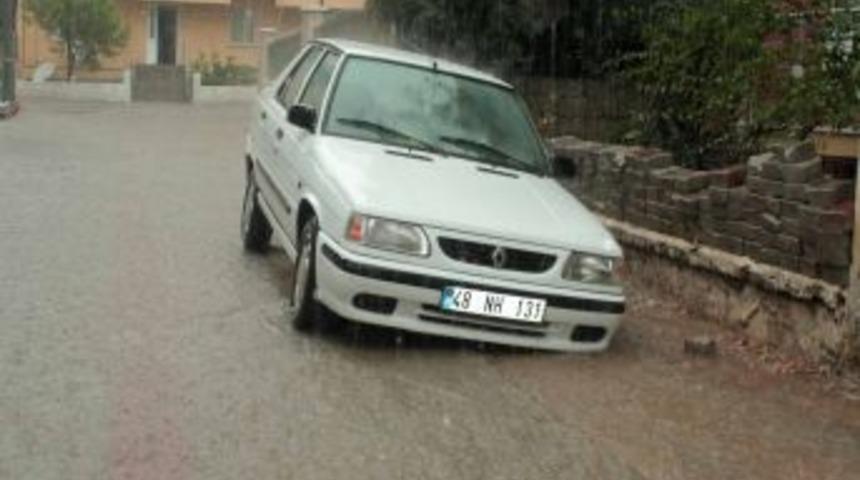 Muğla'da aniden bastıran yağmur hayatı fel&ccedil; etti