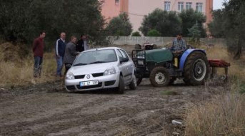 &Ccedil;amura saplanan otomobil g&uuml;&ccedil;l&uuml;kle &ccedil;ıkarıldı