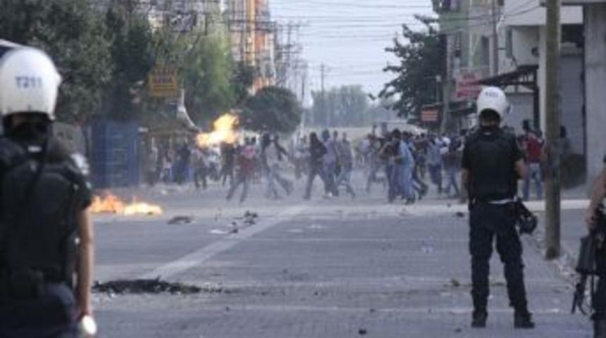 Adana'da ter&ouml;r &ouml;rg&uuml;t&uuml; yandaşları taşkınlık &ccedil;ıkardı