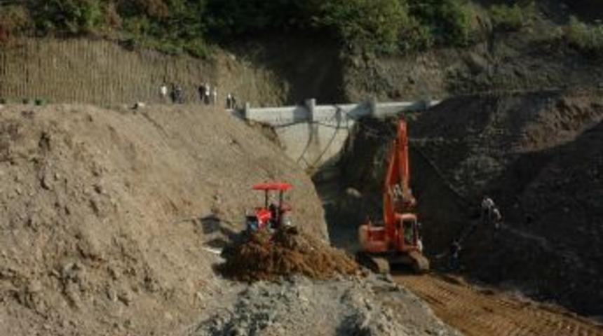 Karasu'da k&ouml;ylere i&ccedil;me suyu sağlayacak barajın yapımı hızla s&uuml;r&uuml;yor