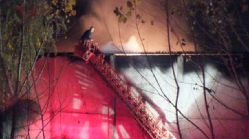 İznik&rsquo;te soğuk hava deposu yandı