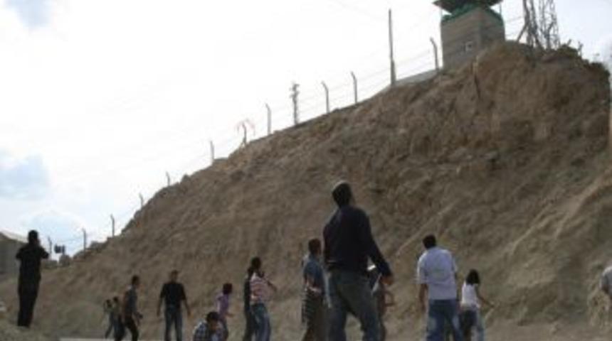 Tunceli'de baraj protestosunda, şantiye konteynırları ateşe verildi