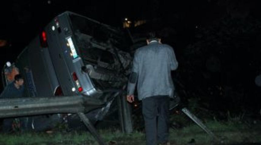 Otob&uuml;s şarampole yuvarlandı: 1 yaralı