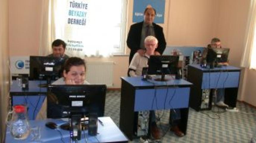 Görme engelli öğretmen aynı kaderi paylaşan gençlerin hayatınını değiştirdi